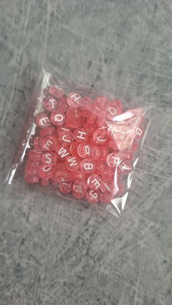 Perles roses lettres blanches