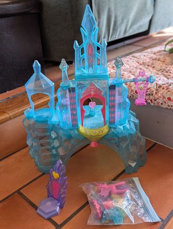 Lot château accessoires et figurines Little Pony