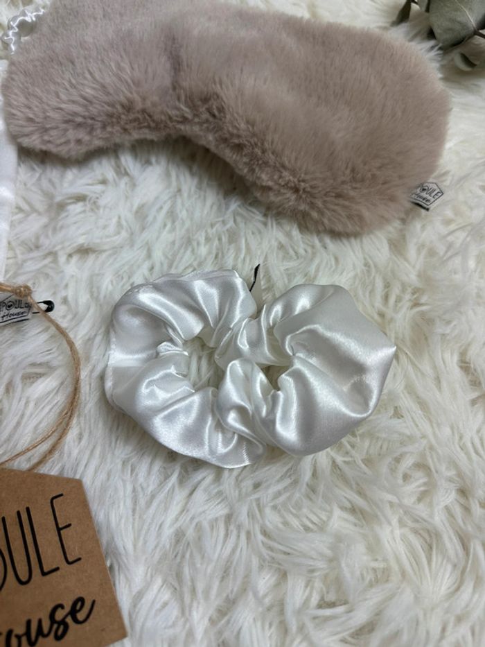 Masque de nuit et chouchou en satin Poule House - photo numéro 2