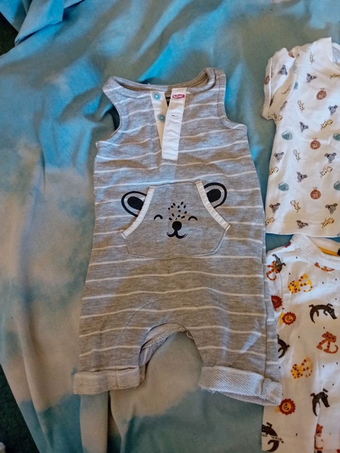 2 tee shirt et une salopette 1 mois - photo numéro 3