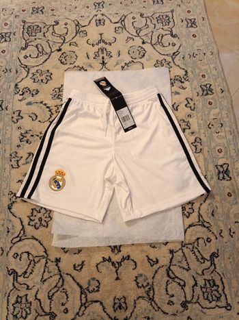 Short de foot Adidas équipe Réal Madrid taille 9/10 ans authentique neuf