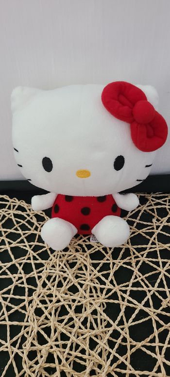Peluche doudou hello kitty sanrio assise coccinelle rouge points noirs avec des ailes