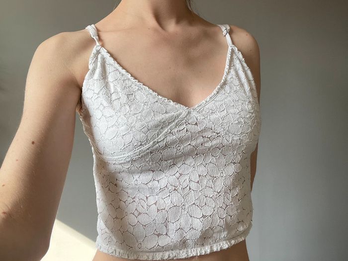 Joli top blanc en dentelle – effet bohème chic