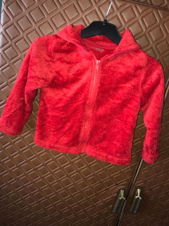 Gilet rouge tout doux pilou pilou à capuche Vertbaudet 3 ans