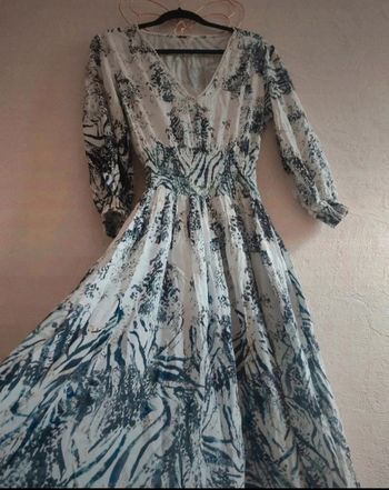 Robe mi-longue, col V , légère, taille 38 . Exetera