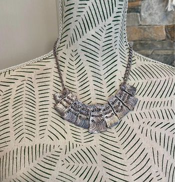 Magnifique collier en métal argenté rosé