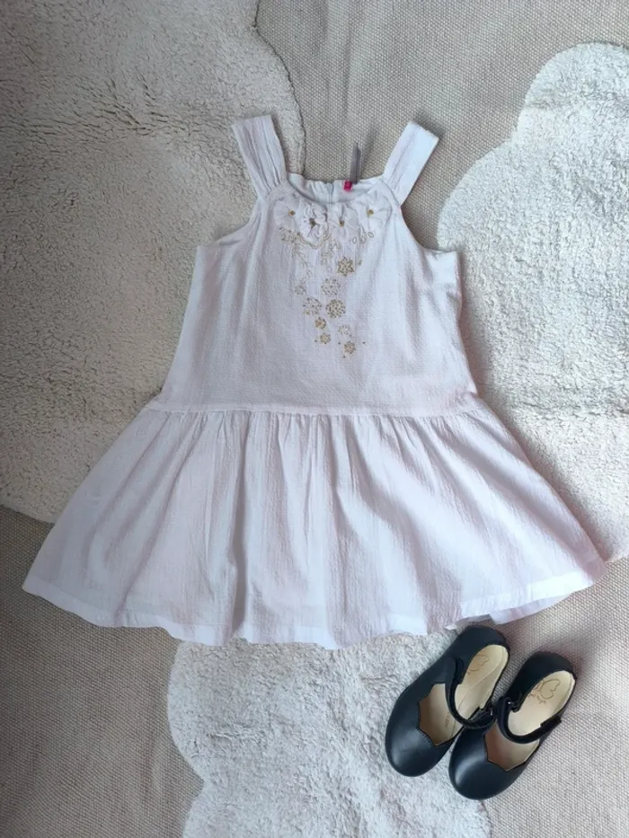 👗 Robe blanche à fleurs en relief & broderies dorées – Taille 4 ans – Très bon état