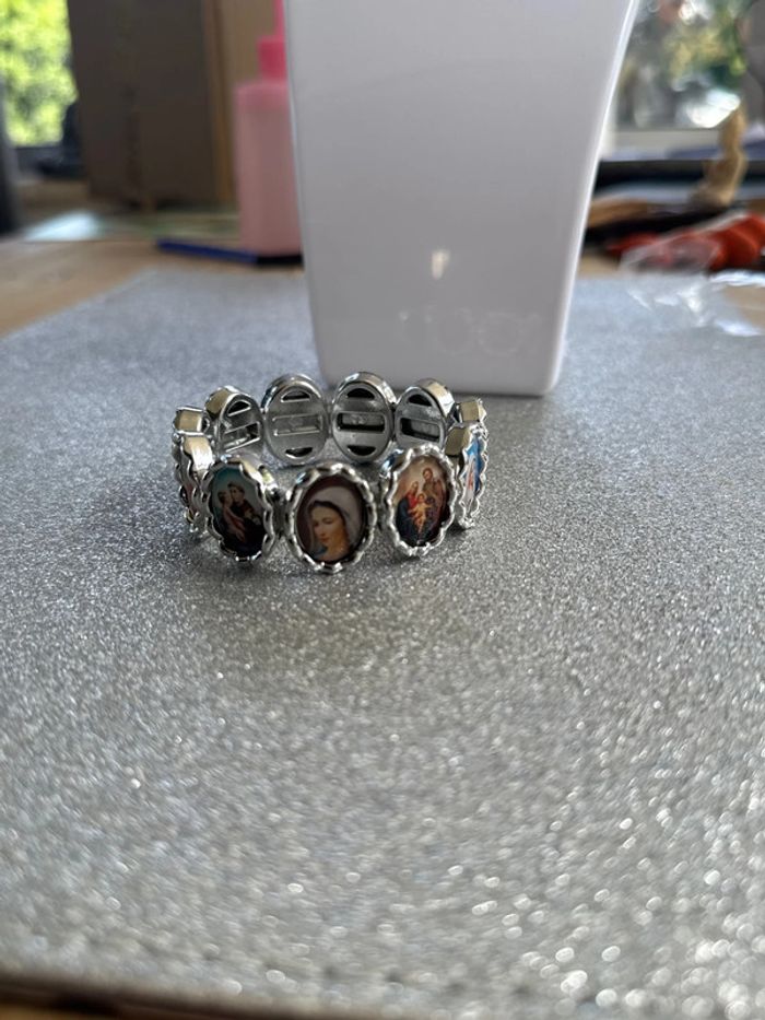 Bracelet à l’effigie de l’église