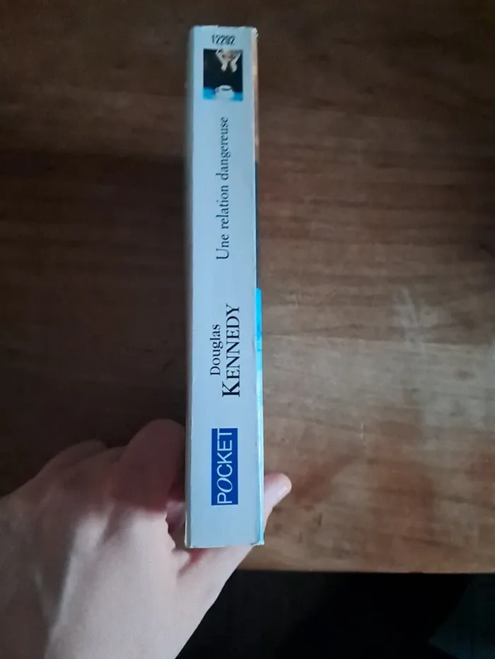 Livre Une relation dangereuse - photo numéro 2