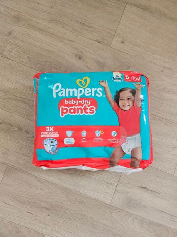 Paquet de couches baby droits pants Pampers