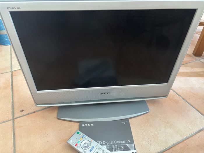 LCD DIGITAL COLOUR TV