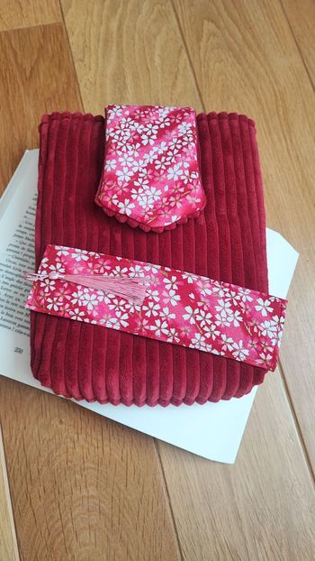 Pochette pour livre en velours côtelé bordeaux fait main 