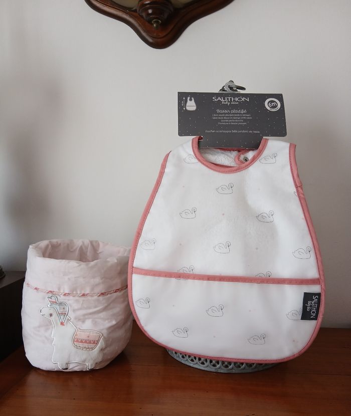 Neuf/Sauthon baby: Bavoir plastifié avec poche +Panière tissu
