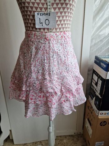 Jupe,mini,à fleurs dominance rose, en très très bon état, en coton, longueur 40cm