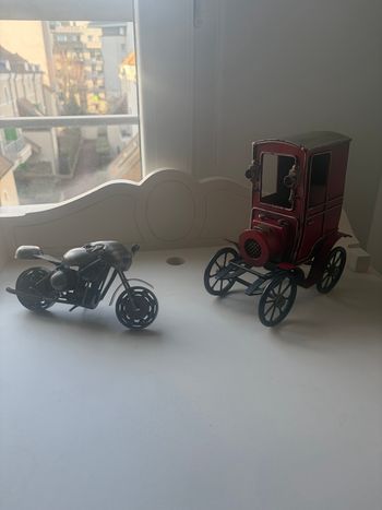 Automobile Vintage Artisanale en Métal – Rouge Cramoisi Rustique Décapotable