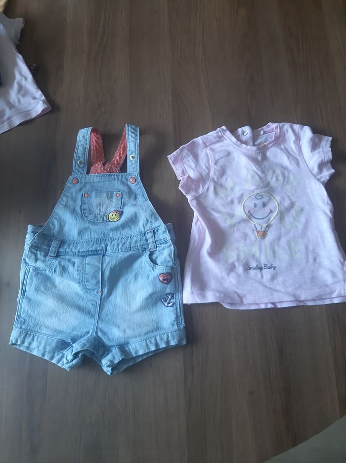 Salopette short en jean et t-shirt rose clair