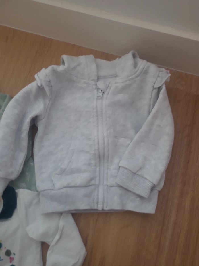 Ensemble lot de 3 pull gilet et 2 bodies taille 6 mois - photo numéro 3