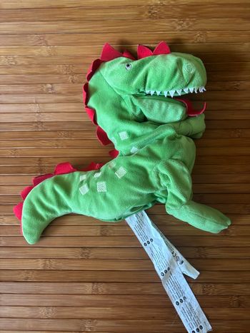 Doudou marionnette dragon vert rouge IKEA