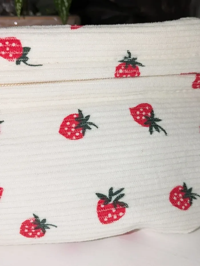 Banane en velours côtelé – motif fraises – stylée & pratique - photo numéro 9