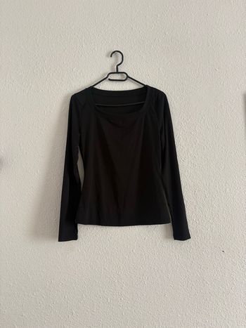 un haut manche longue noir 