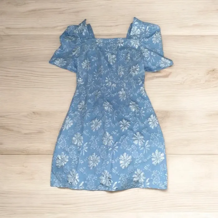 Robe courte bleue 💙 broderie fleurie | élégante & tendance été 2025 🌸 - photo numéro 3