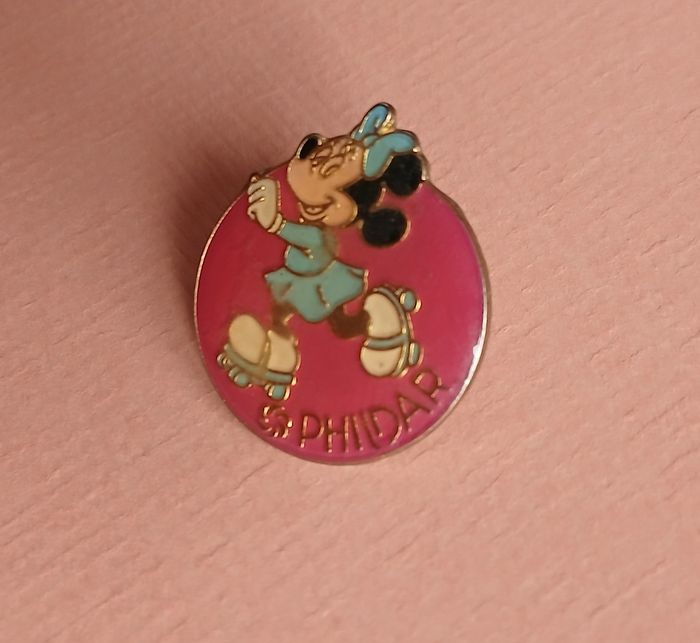 Pin's vintage: Minnie Mouse sur patins roulettes *phildar