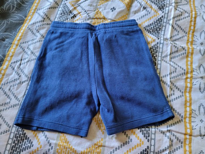 short kiabi 8ans (3e) - photo numéro 3