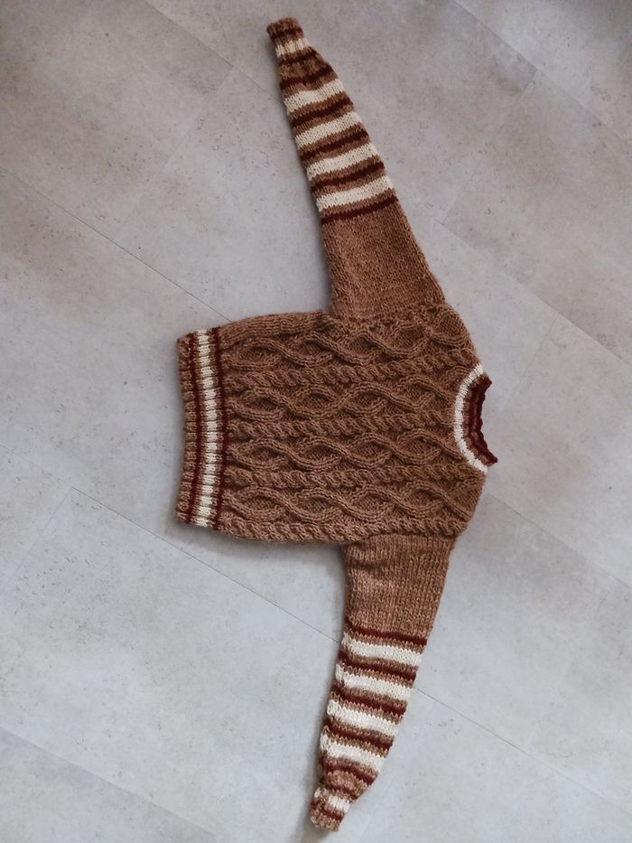Pull marron tricoté main avec torsades 8 ans Phildar neuf - photo numéro 2
