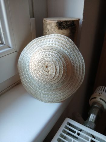 Chapeau de paille pour poupée