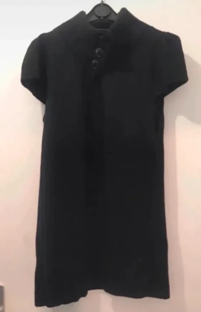 Gilet femme etam manche courte noir avec trois gros boutons sur le cou taille L