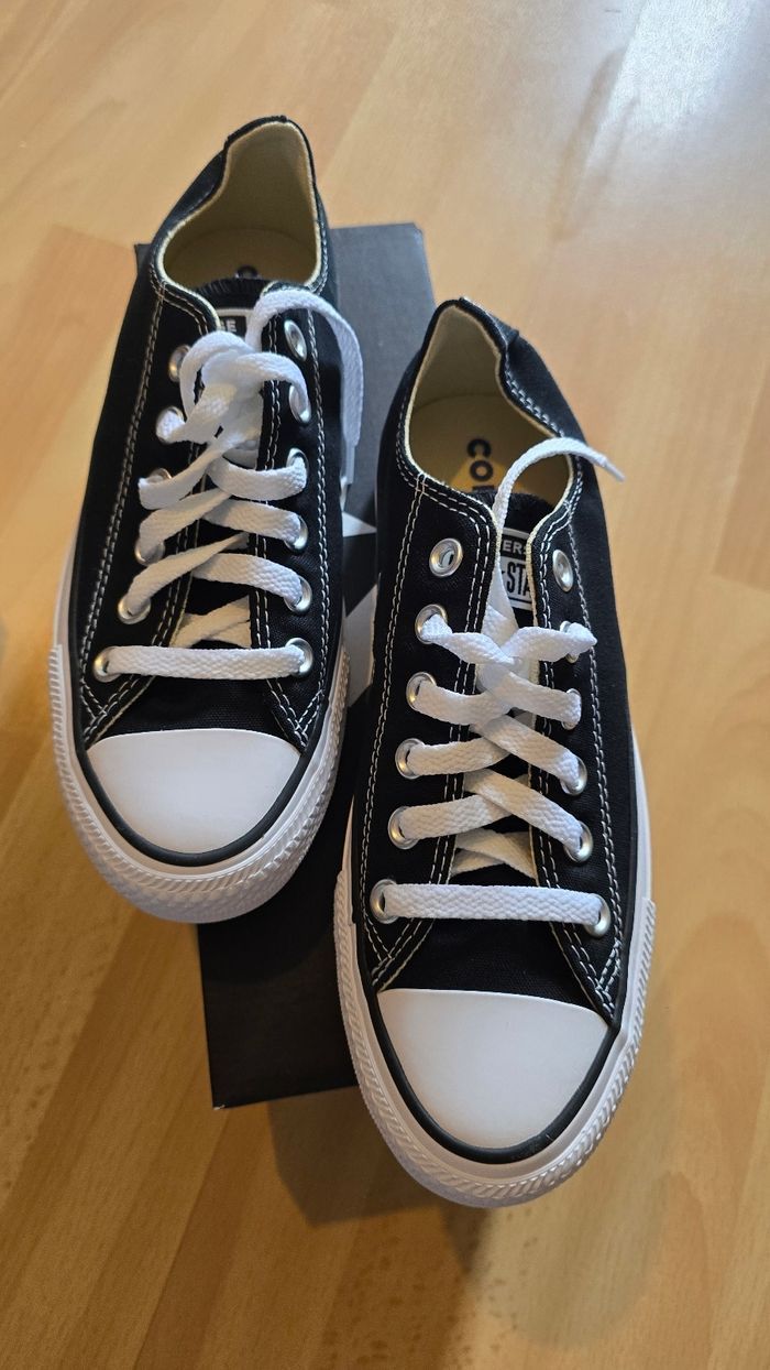 NEUVES  (non portées) 🏷🥰🤩👌superbes converses Pointure 37 😍🤩🥰👌 - photo numéro 2