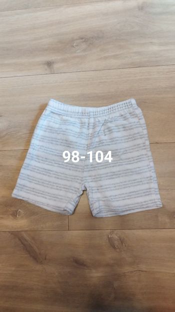 Short garçon taille 98-104.  3 ans