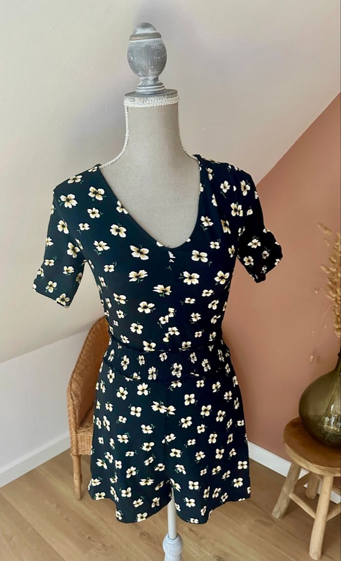 Combi-short noire à fleurs – Bershka – Taille S – Très bon état - photo numéro 1