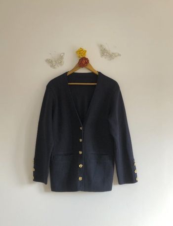 Veste marine foncé aux jolis boutons dorés