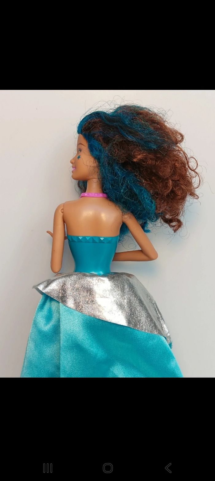 Poupée mattel barbie Rock N' Royals Erika fonctionne a piles 
Barbie chante fonctionne - photo numéro 5