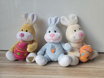 Lot de trois lapins peluches.