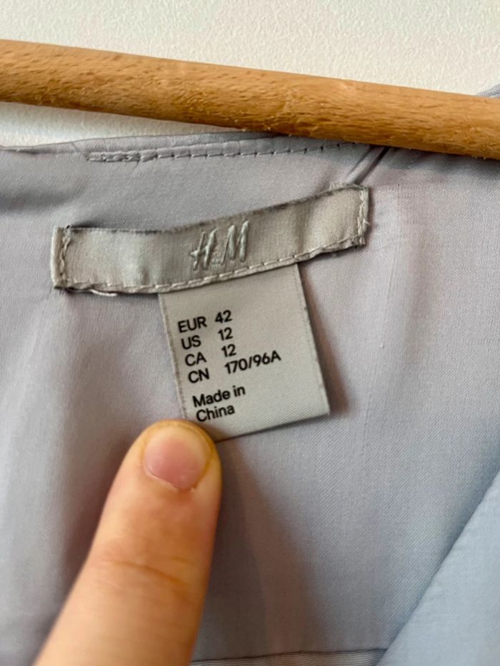 Robe tailleur satinée grise H&M - photo numéro 2