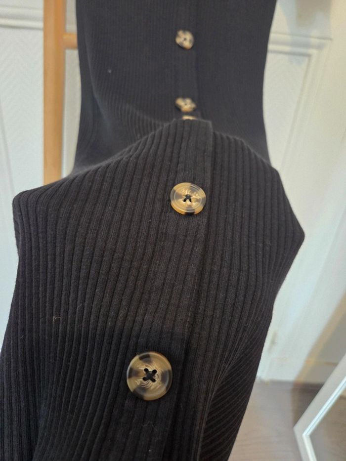 Robe moulante noir boutons marron - photo numéro 2