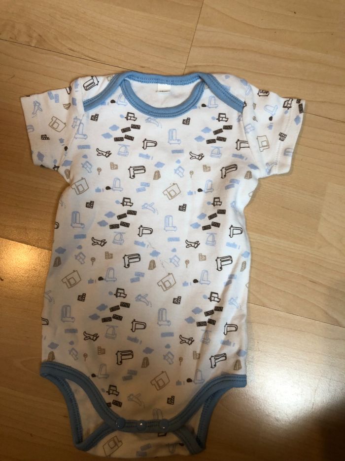 Lot de 2 bodies manches courtes 6 mois TBE