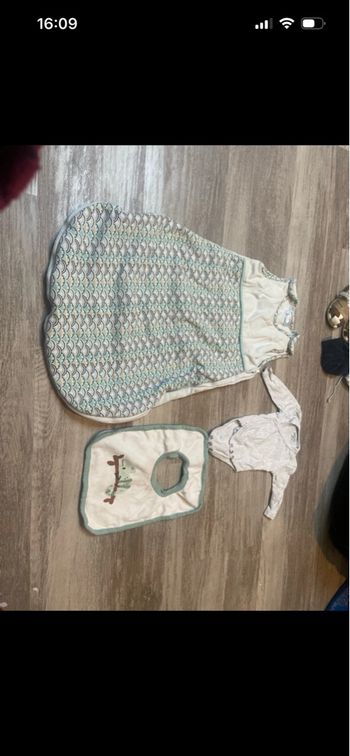 Lot bébé 1 gigoteuse, 1 body, 1 bavoir 