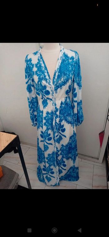 Très jolie robe bleue et blanche