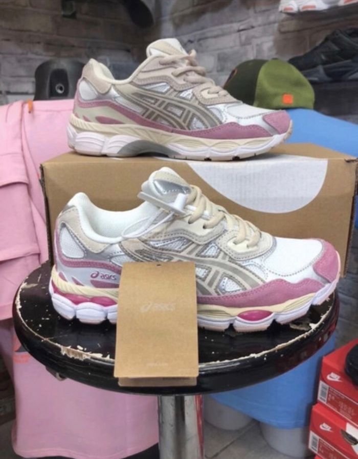 Asics gel rose taille 36 jamais porté neuf