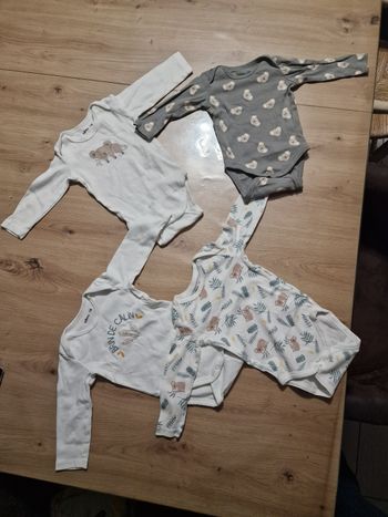 Lot de 4 bodys 12 mois