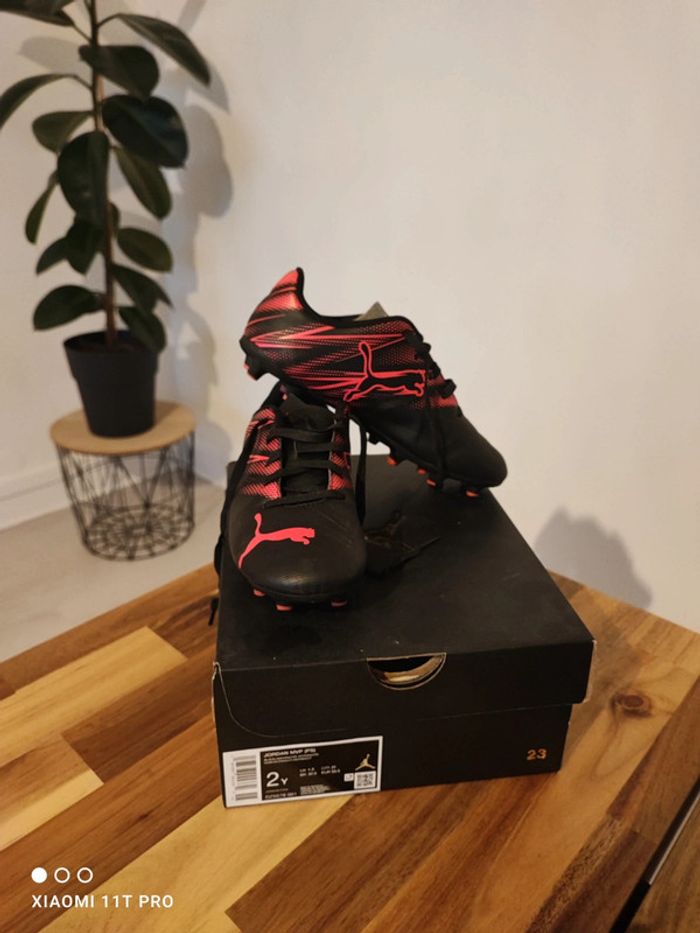 Crampon de foot Puma Taille 33 Noir et Rose