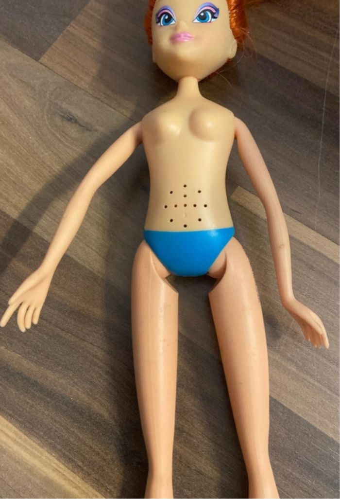 Poupée winx club bloom 2011 - état satisfaisant - photo numéro 6