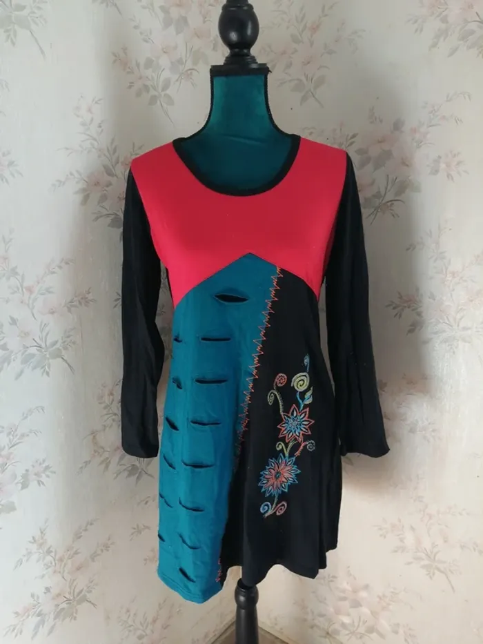 Robe noire à manches longues avec broderies et déchirures / sans marque / (M) - photo numéro 2