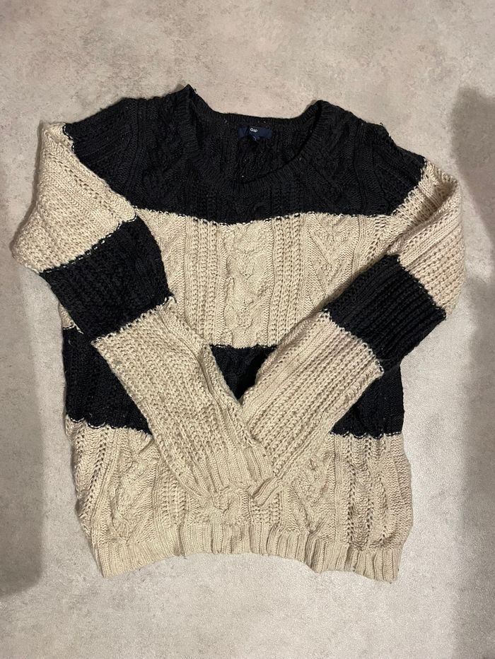 Pull en maille torsadée Gap rayé bleu marine et beige