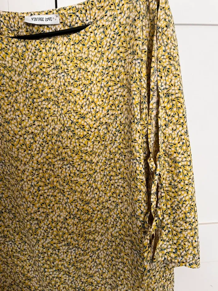 Robe jaune fleurs avec manches dénudées à lacets