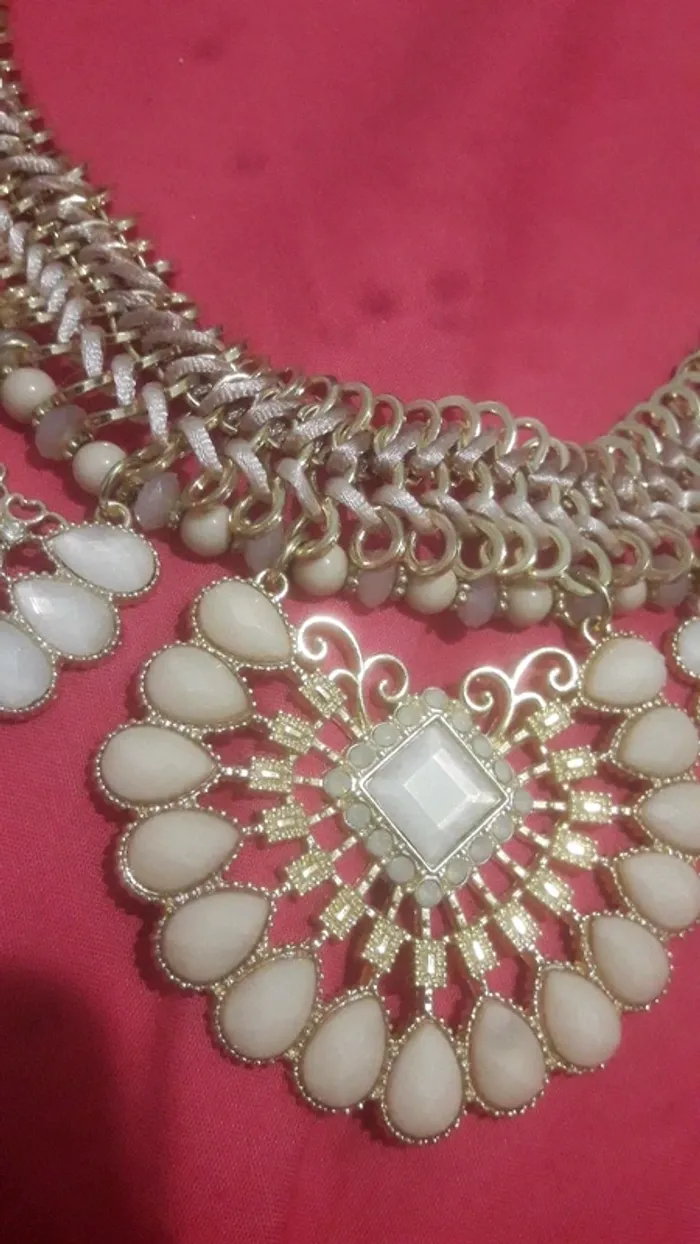 Très beau collier doré et rose les bijoux de Brigitte comme neuf - photo numéro 3