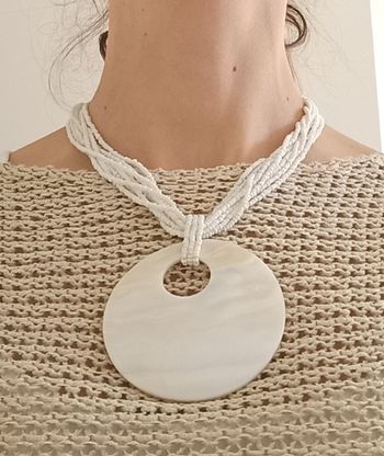 Pendentif/ médaillon avec collier de perles, neuf